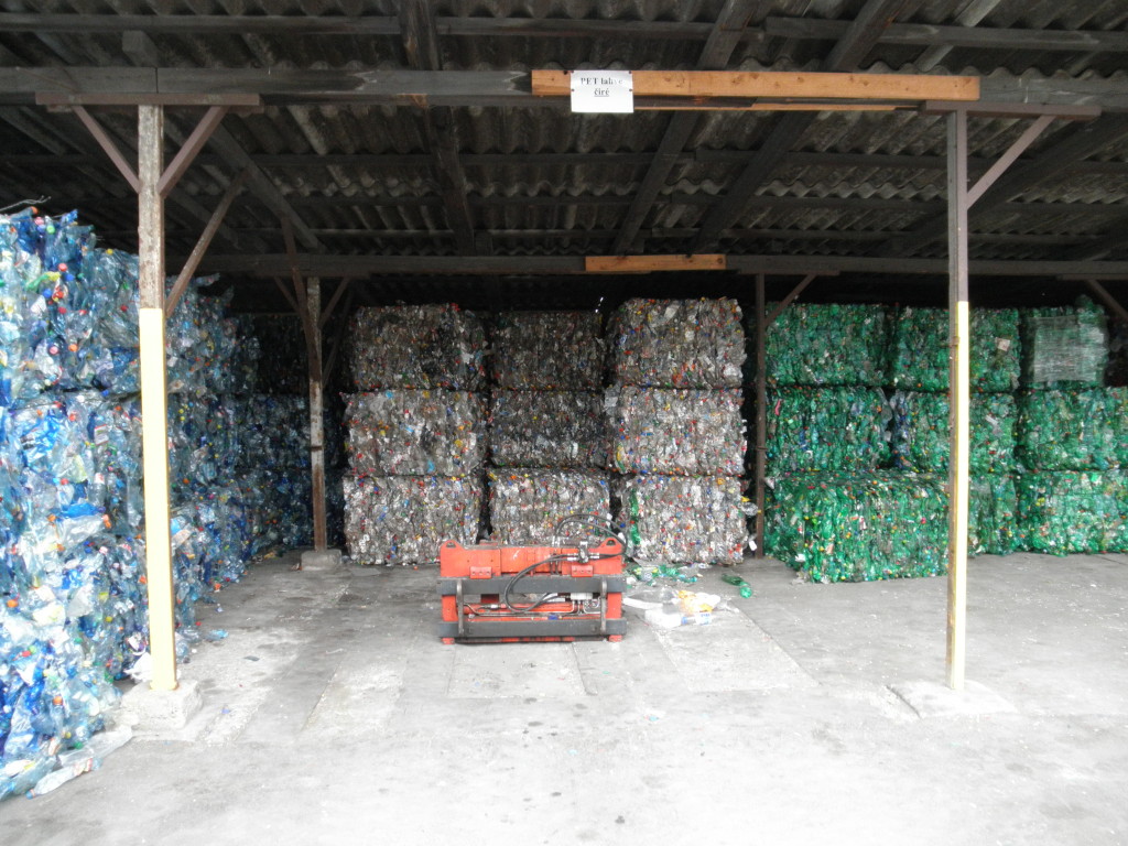 Autor: Michal Maňas Quelle: https://en.wikipedia.org/wiki/File:Bales_of_PET_bottles.jpg